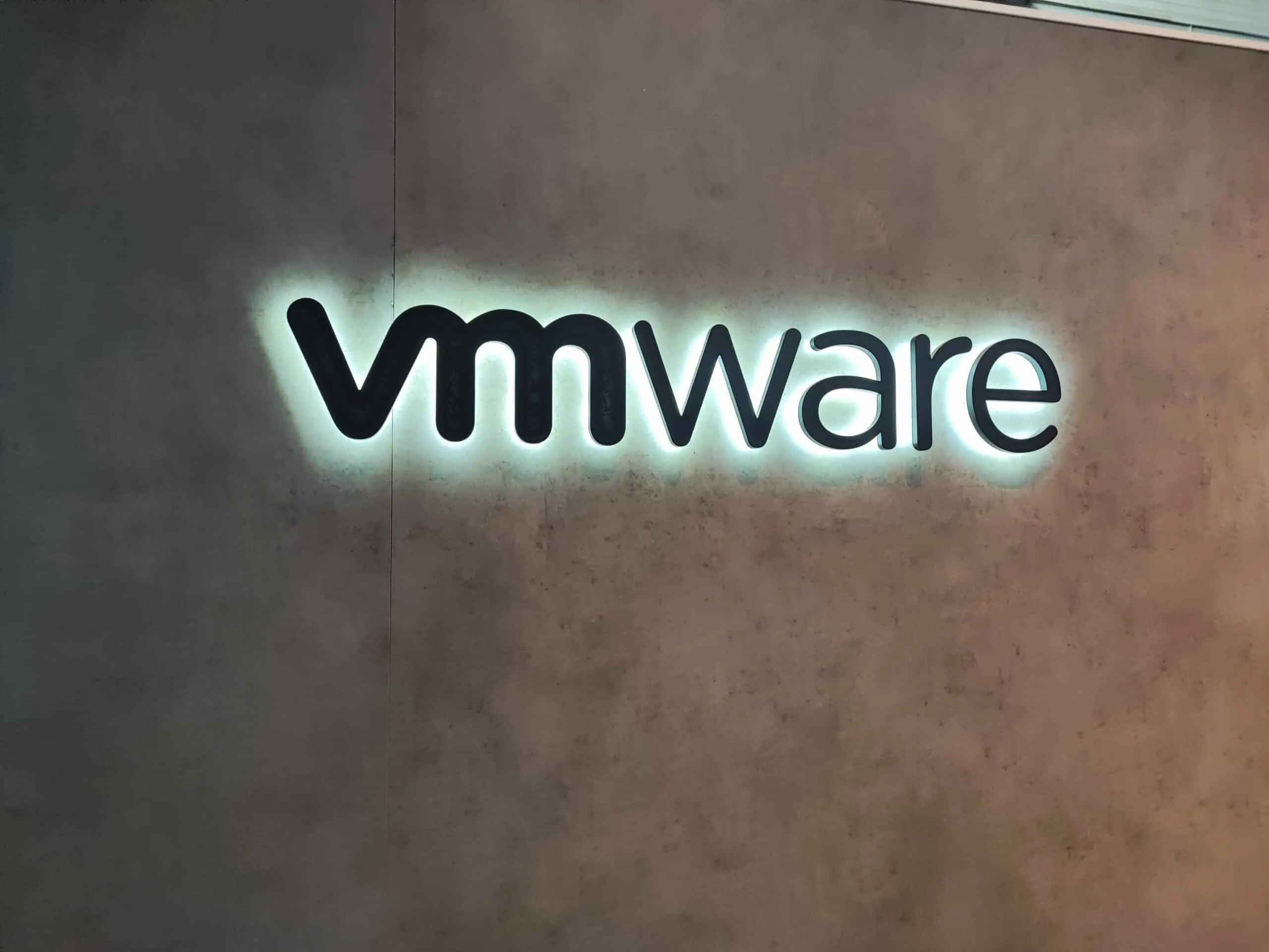 Broadcom aumenta el mínimo de cores de VMware de 16 a 72: Impacto en PYMES